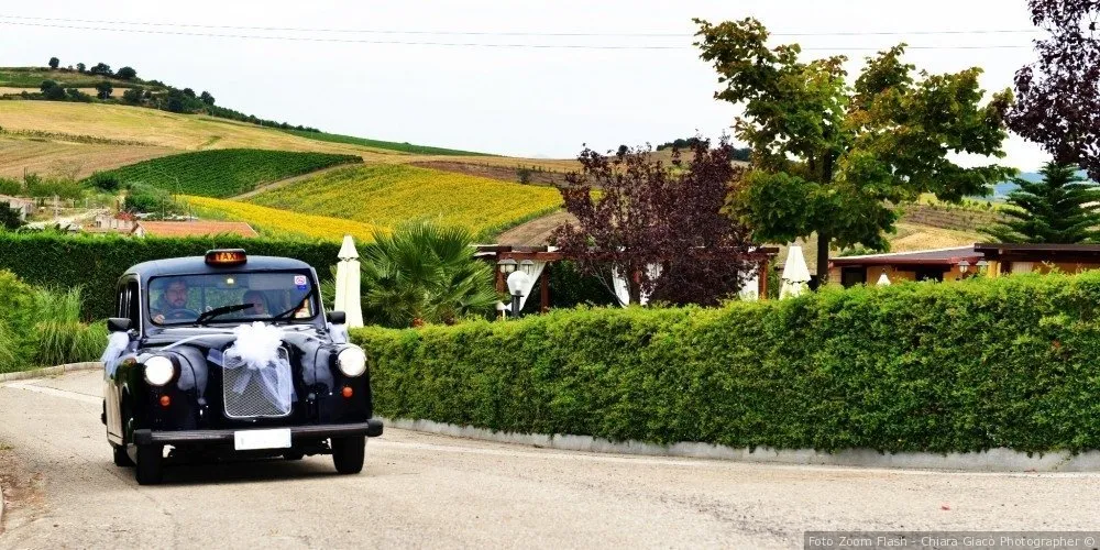 Elegante macchina per matrimoni